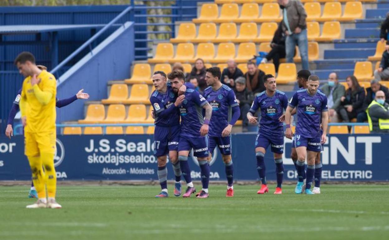 Los jugadores del Pucela celebran el gol de Monchu en Alcorcón. 