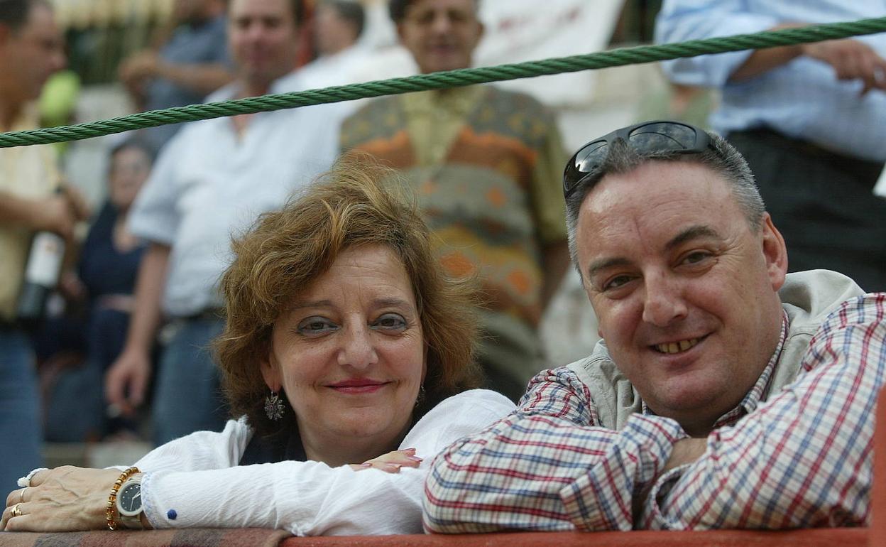 Maribel Rodicio y su hermano Fortu en los toros. 