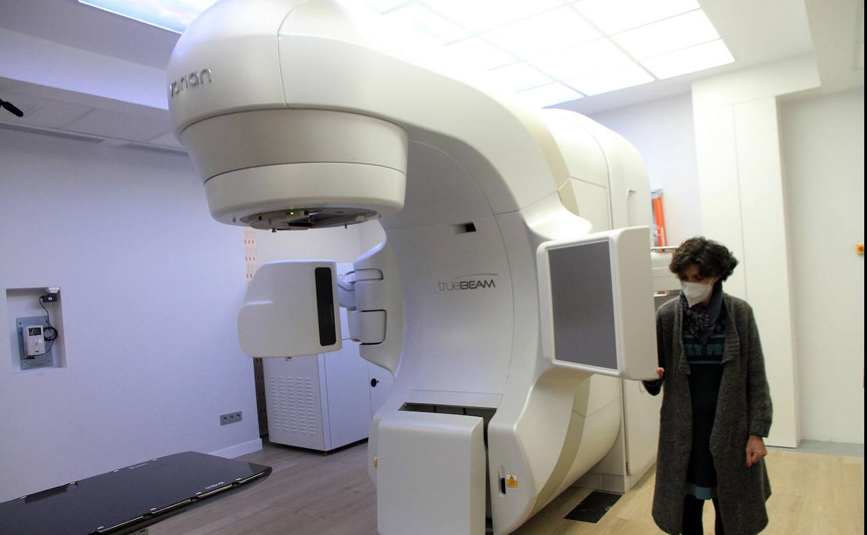 La presidenta de la AECC en Segovia, Ana Sanjosé, junto al acelerador lineal para radioterapia en La Misericordia. 