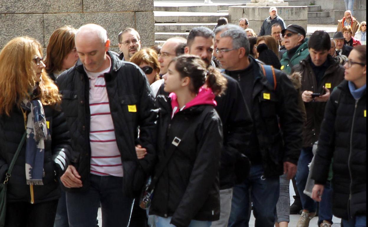 Grupo de turistas durante una visita guiada por el centro de Segovia en una Semana Santa anterior. 