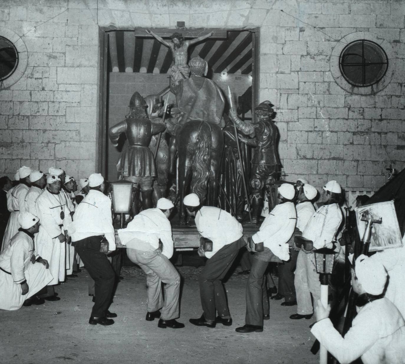 Salida de la Crucifixión en el año 1976 en Medina de Rioseco. 