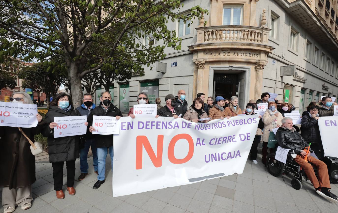 Fotos: Doce ayuntamientos de Valladolid protestan contra el cierre de oficinas de Unicaja