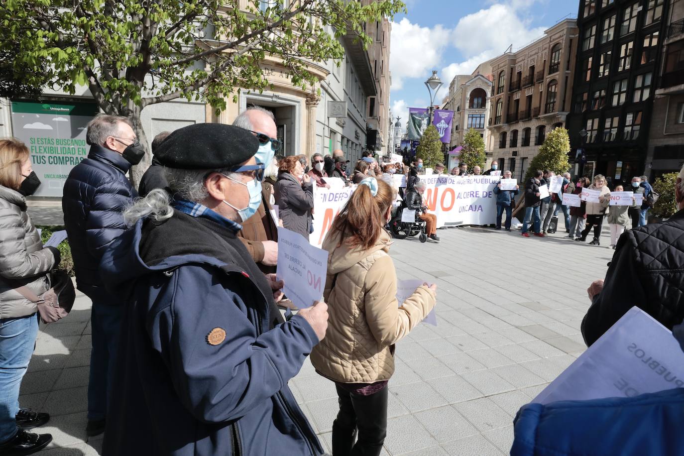 Fotos: Doce ayuntamientos de Valladolid protestan contra el cierre de oficinas de Unicaja