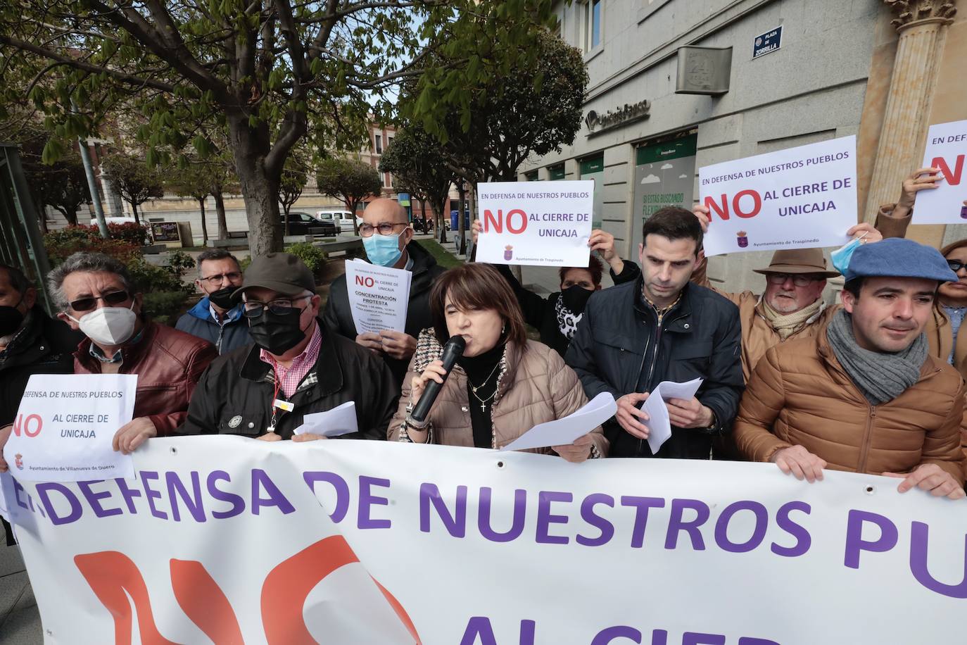 Fotos: Doce ayuntamientos de Valladolid protestan contra el cierre de oficinas de Unicaja