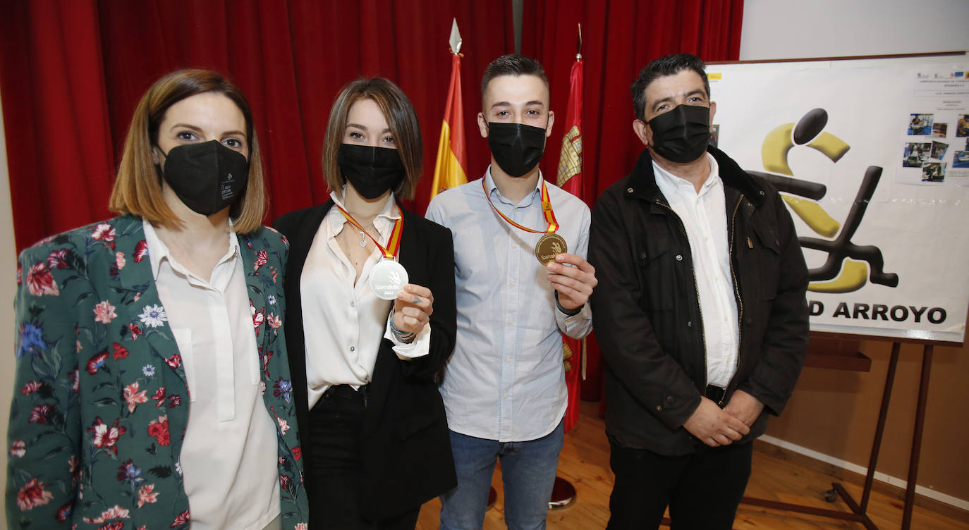 Los alumnos posan con sus medallas, junto a sus tutores. 