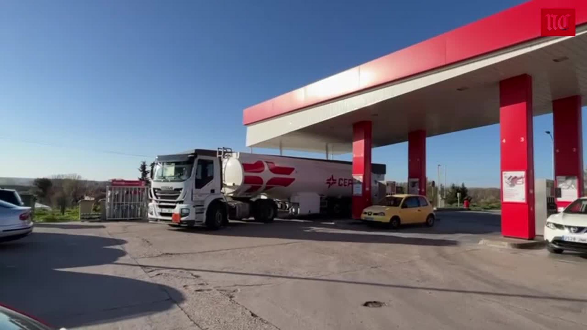 Colas y confusión por los precios en el primer día de descuentos en las gasolineras de Valladolid