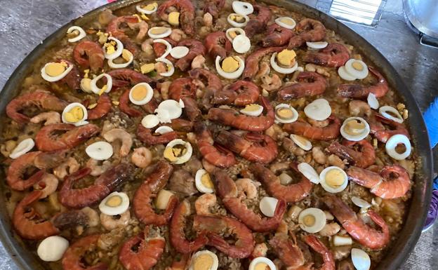 Paella de carne y pescado para 30 personas