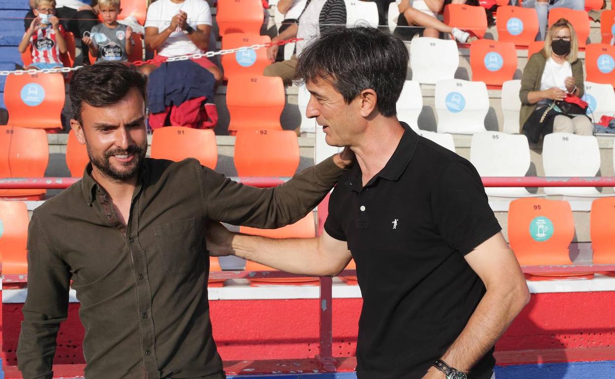 Albés y Pacheta se saludan antes del partido de la primera vuelta en Lugo. 