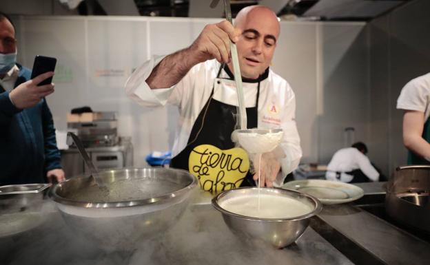 Imagen principal - Arriba, Helio Flores prepara las esferas de leche de oveja con nitrógeno líquido. Abajo, diferentes cortes de un queso de oveja de leche cruda de La Antigua y la tarta de queso de Ramiro Gutiérrez. 