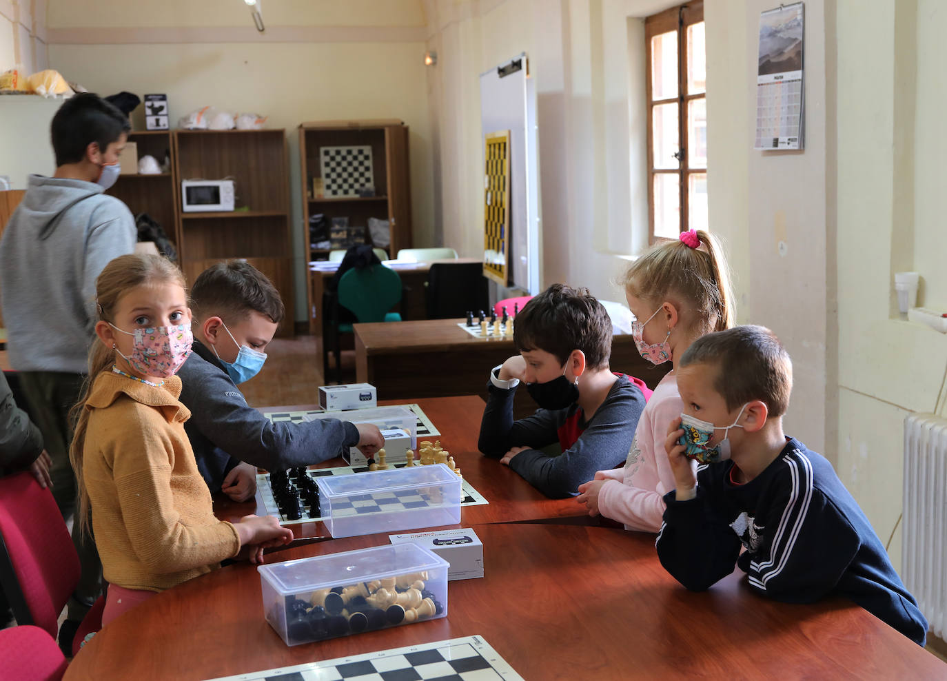 Fotos: Clases de ajedrez para los niños ucranianos y español para sus madres en Paredes