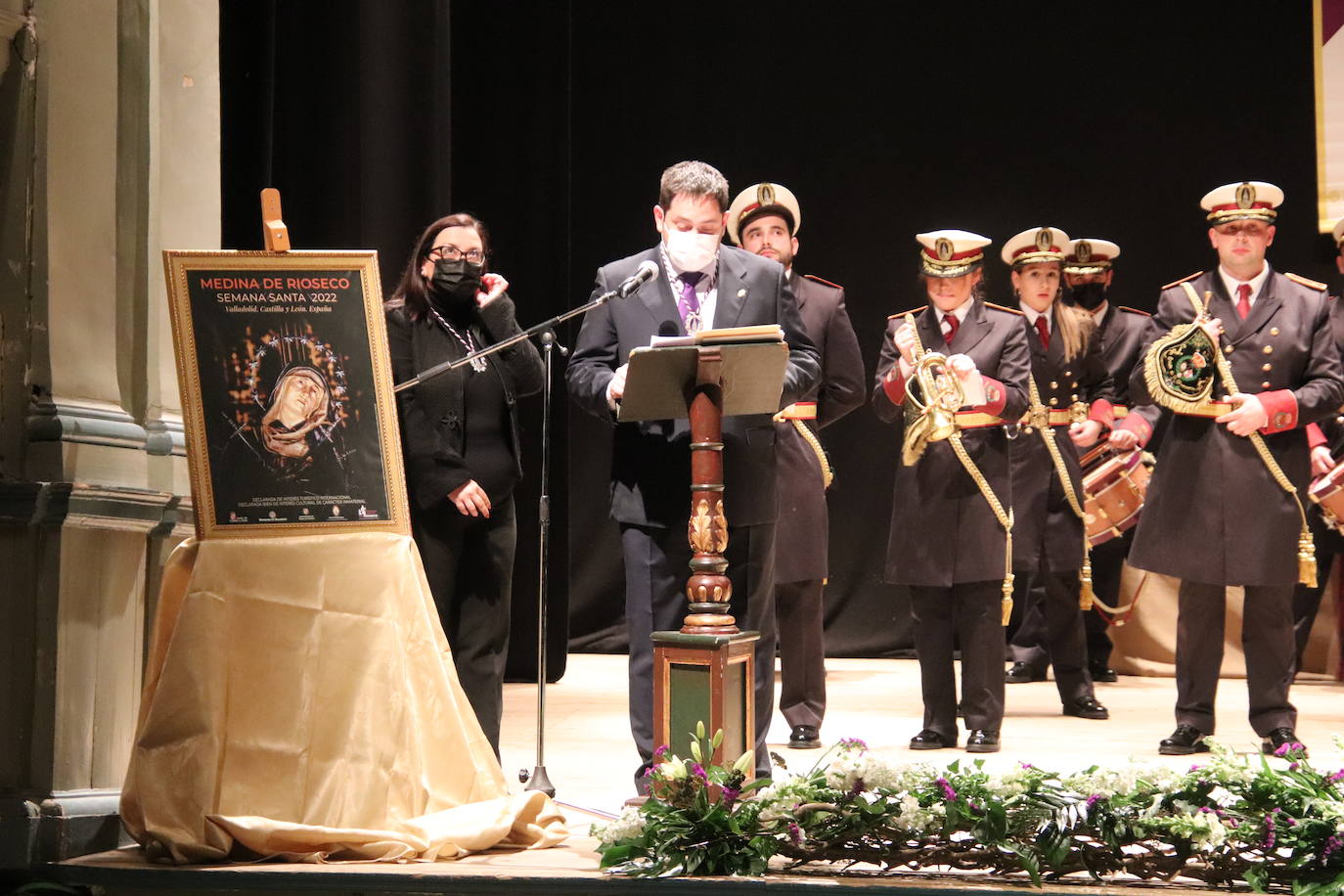 Fotos: Medina de Rioseco homenajea a los cofrades que cumplen más de 50 años en su hermandad