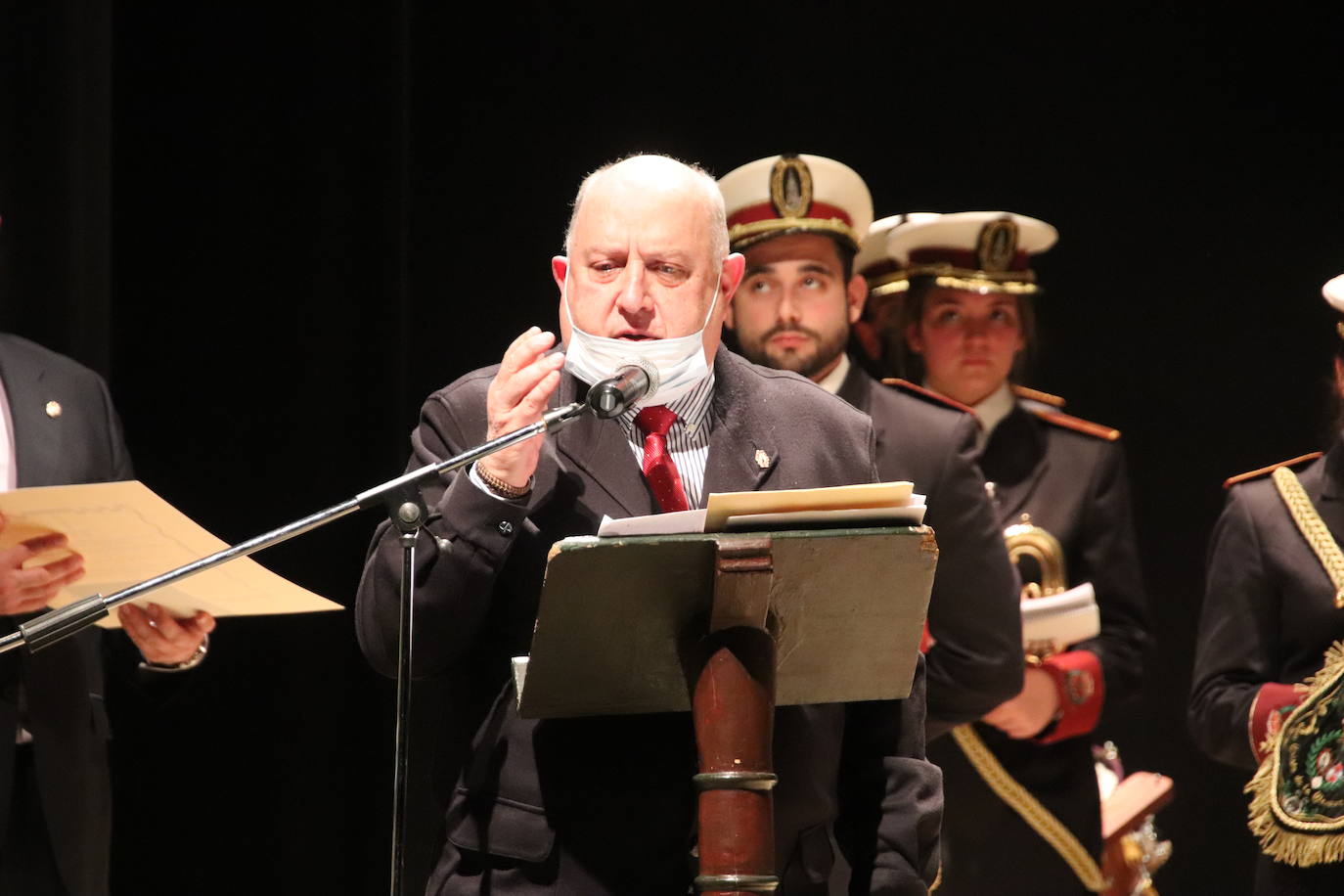 Fotos: Medina de Rioseco homenajea a los cofrades que cumplen más de 50 años en su hermandad