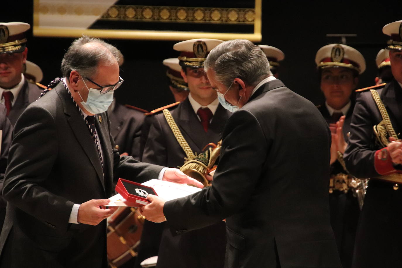 Fotos: Medina de Rioseco homenajea a los cofrades que cumplen más de 50 años en su hermandad