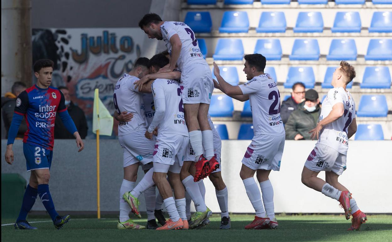 Los jugadores del Palencia Cristo celebran uno de los goles ante el Langreo. 