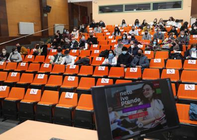 Imagen secundaria 1 - Jornada explicativa en el salón de actos del campus, en el edificio verde. A la derecha, El profesor José Luis Marcos da la bienvenida a los asistentes a la jornada. 