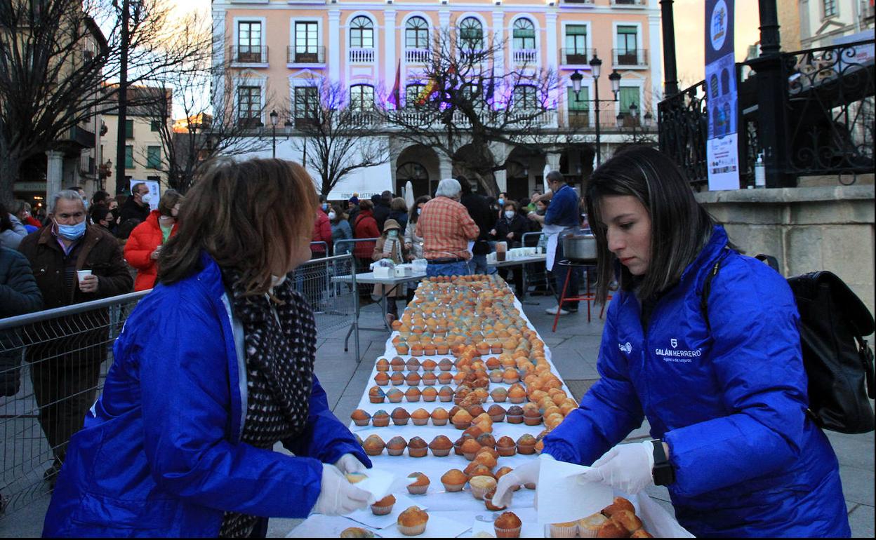 Degustación en Segovia de magdalenas, que han formado la silueta del Acueducto, en la conmemoración del Día Mundial del Autismo. 