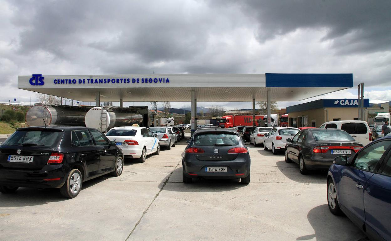 Colas en una gasolinera de Segovia el día en que ha entrado en vigor el descuento de 20 céntimos.