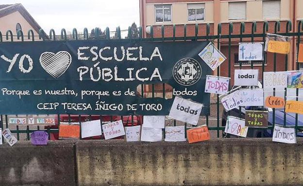 Pancarta con reivindicaciones por la escuela pública y el feminismo que ya rompieron los vándalos en otra ocasión. 