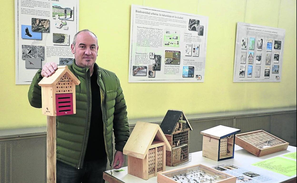 Jesús Colás, junto a la exposición conmemorativa en Pajarillos. 