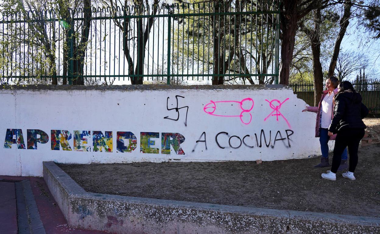 Pintadas en uno de los muros del colegio. 