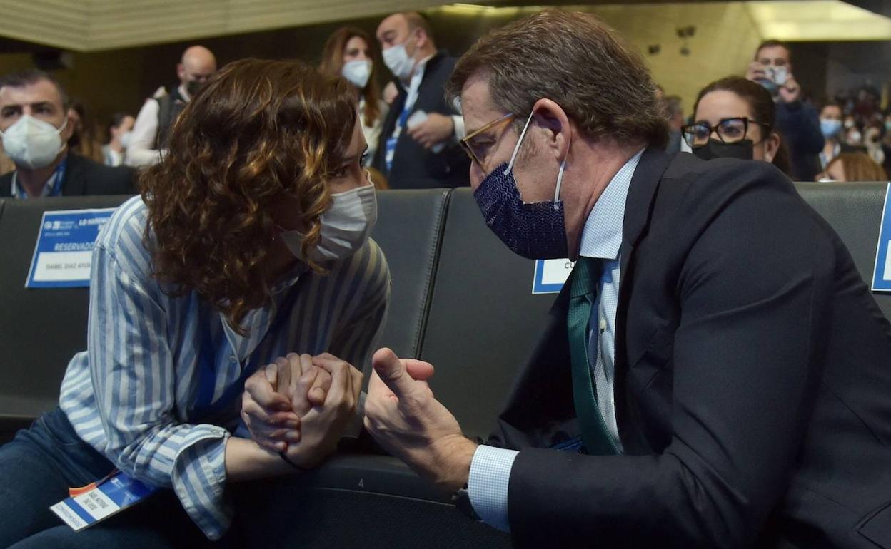 Isabel Diaz Ayuso y Alberto Nunez Feijóo, este sábado en Sevilla.