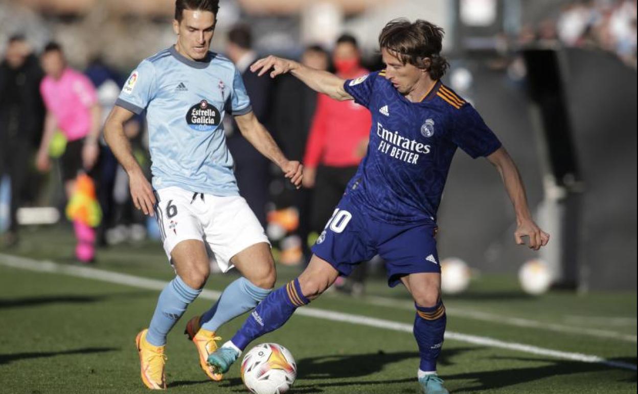 Modric pugna por un balón con Denis Suárez en Balaídos