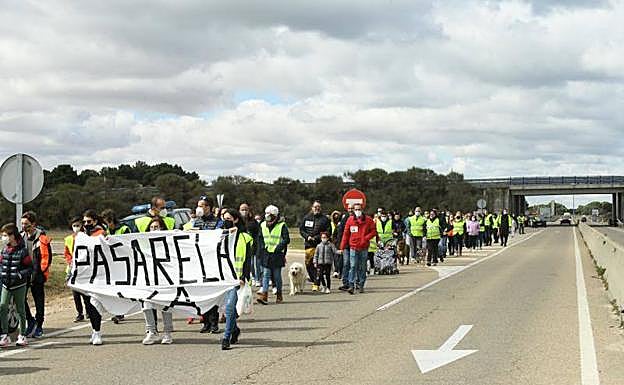 Marcha de protesta por la inseguridad vial que padecen a diario los vecinos de Boecillo. / 