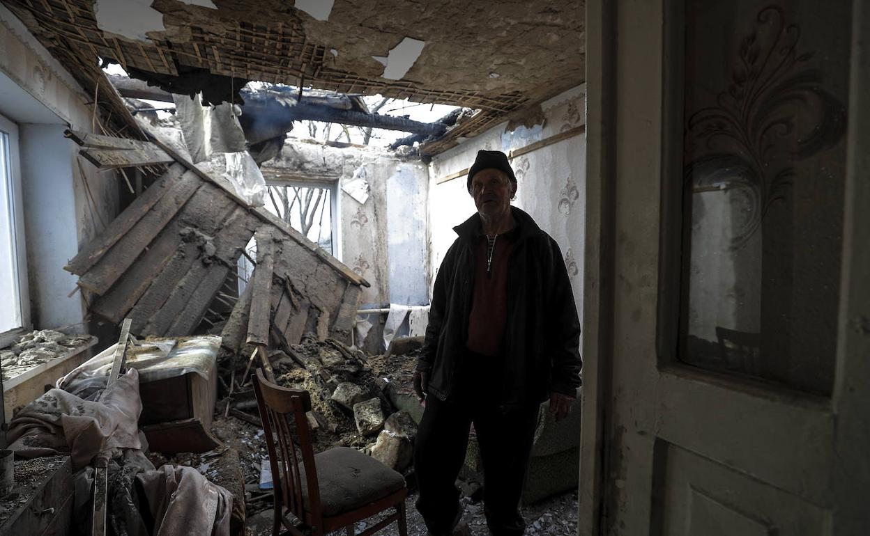 Mikjaíl Ivanovich, de 80 años, recorre su casa, en la ciudad de Shevchenkove, destruida en un bombardeo.