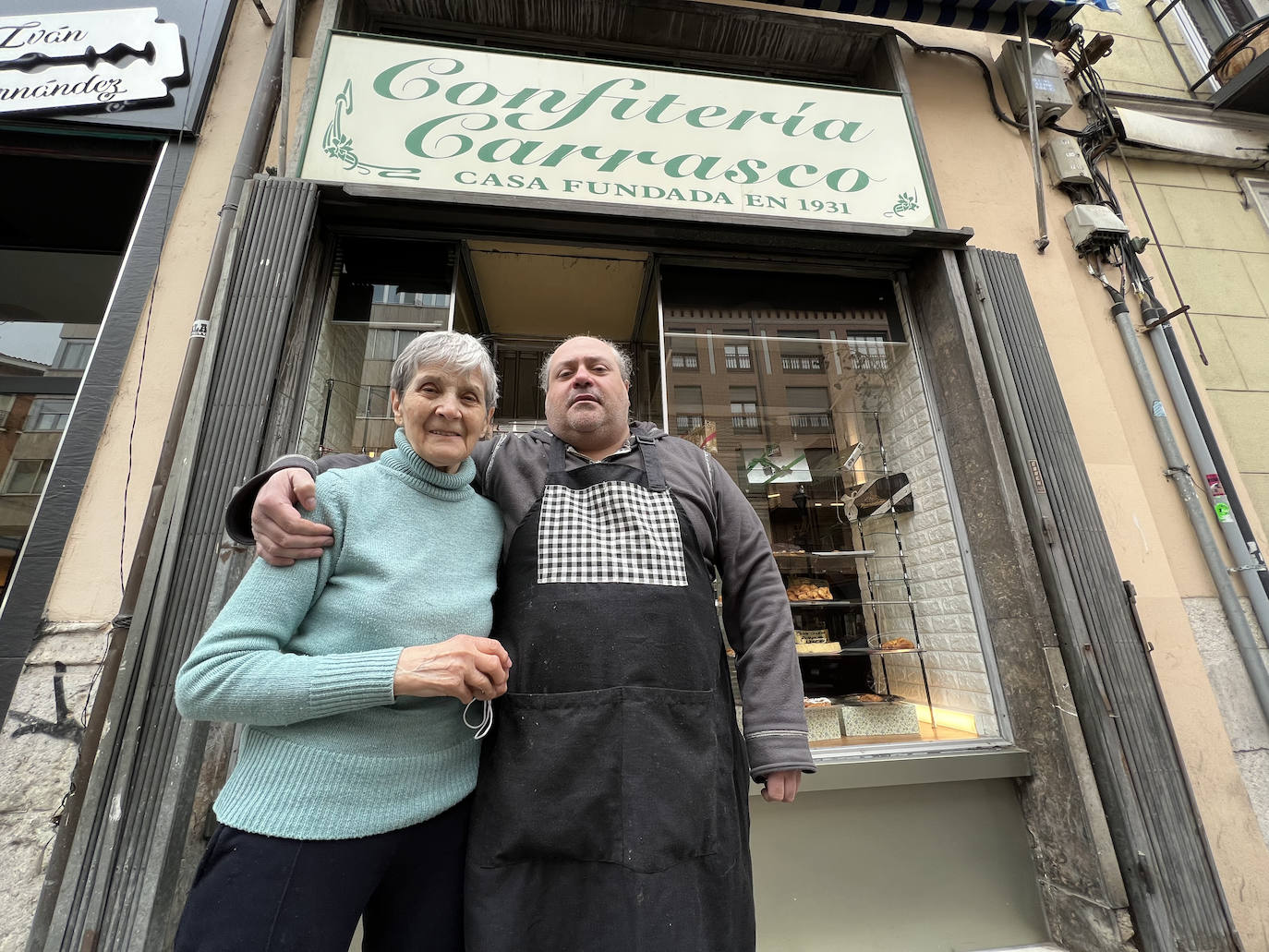 Imagen secundaria 1 - Albino Carrasco, en el mostrador de su confitería. Maite Santana y Guillermo Carrasco, frente al escaparate de la confitería