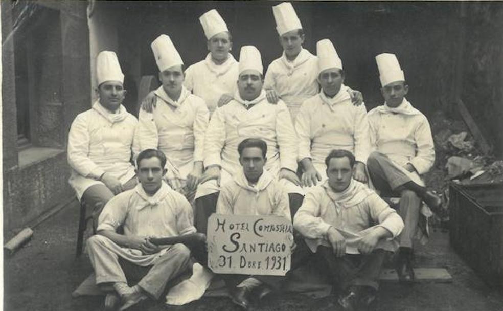 Albino Carrasco (segundo por la derecha de la fila central), con el equipo de pasteleros del Hotel Compostela, en 1931.