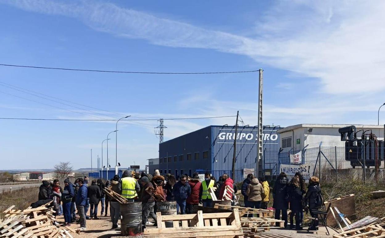 Trabajadores de la planta de Siro en Toro, concentrados a las puertas de la fábrica durante la primera jornada de huelga indefinida. 