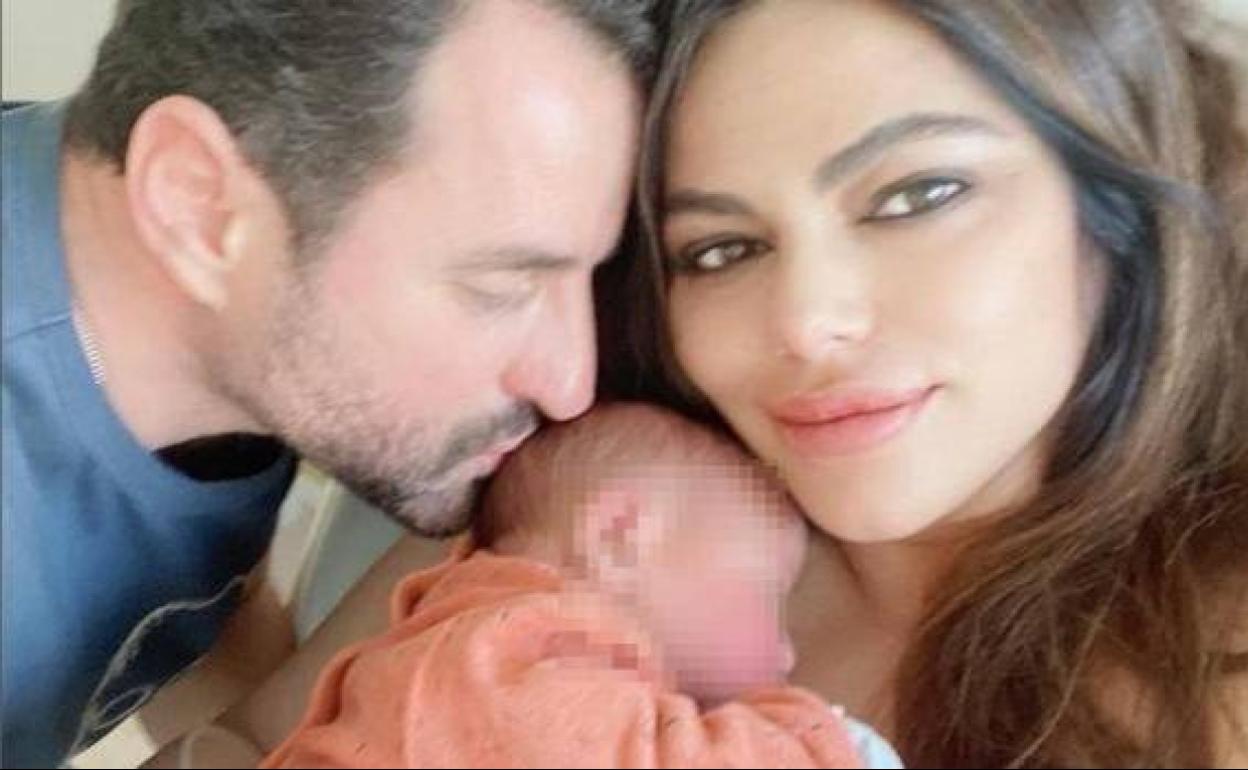 Marisa Jara junto a su marido y su hijo Tomás. 