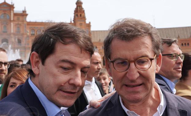 Alfonso Fernández Mañueco y Alberto Núñez Feijóo, el fin de semana, en Sevilla.