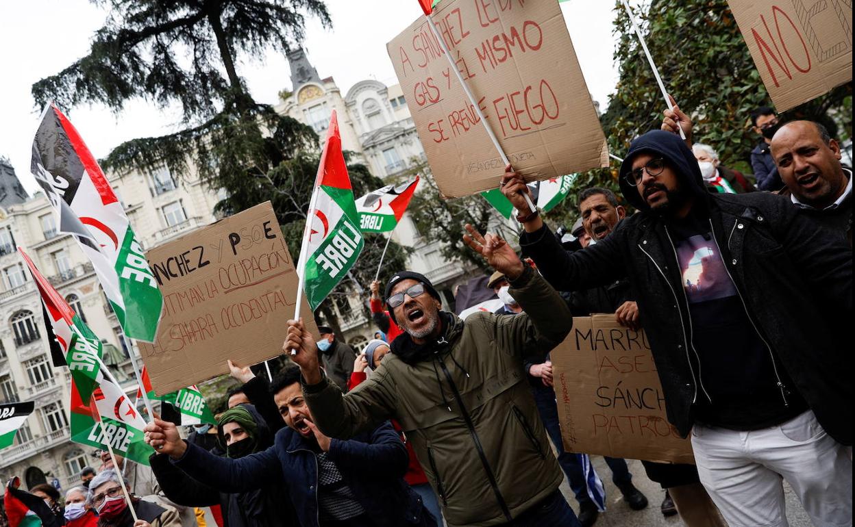 Protesta en Madrid por la decisión del PSOE de cambiar su posición sobre el Sahara. 