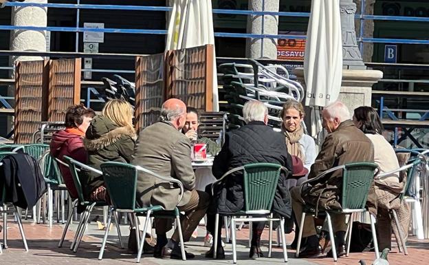 Imagen principal - Victoria Federica y la infanta Elena toman café en la Plaza Mayor de Valladolid. 