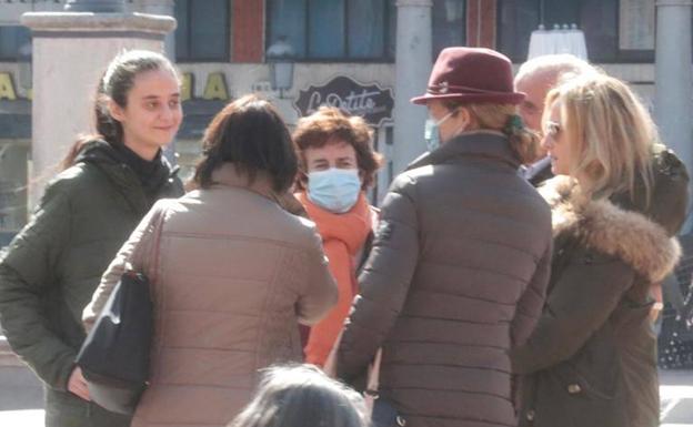 La infanta Elena y Victoria federica, en la Plaza Mayor de Valladolid. 