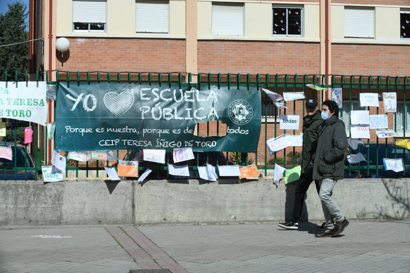 Fotos: Pintadas en el colegio Íñigo de Toro de Valladolid