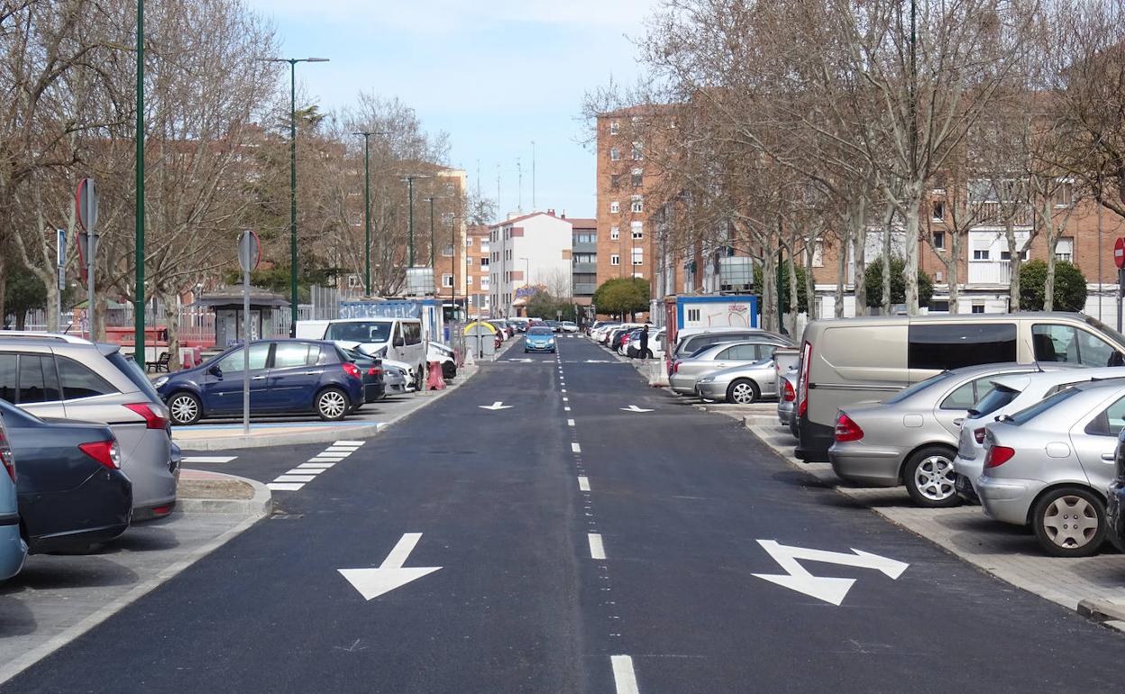 Los dos viales, ya asfaltados, de la calle Amor de Dios una vez reabierta a la circulación. 