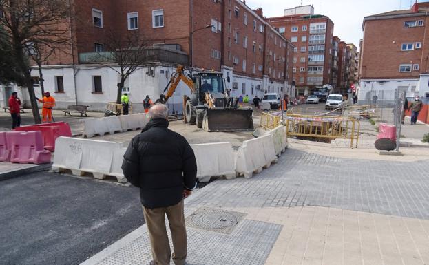 Trabajos de urbanización en la calle Quebrada, cortada desde Amor de Dios. 