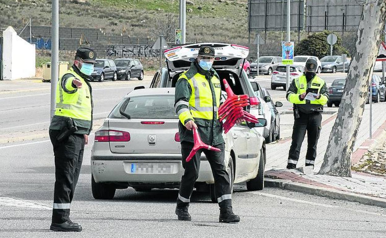 Agentes de la Guardia Civil sitúan los conos para el control, ayer. 