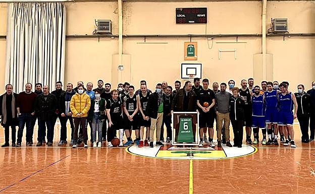 Foto de familia con los asistentes al hpomenaje. 