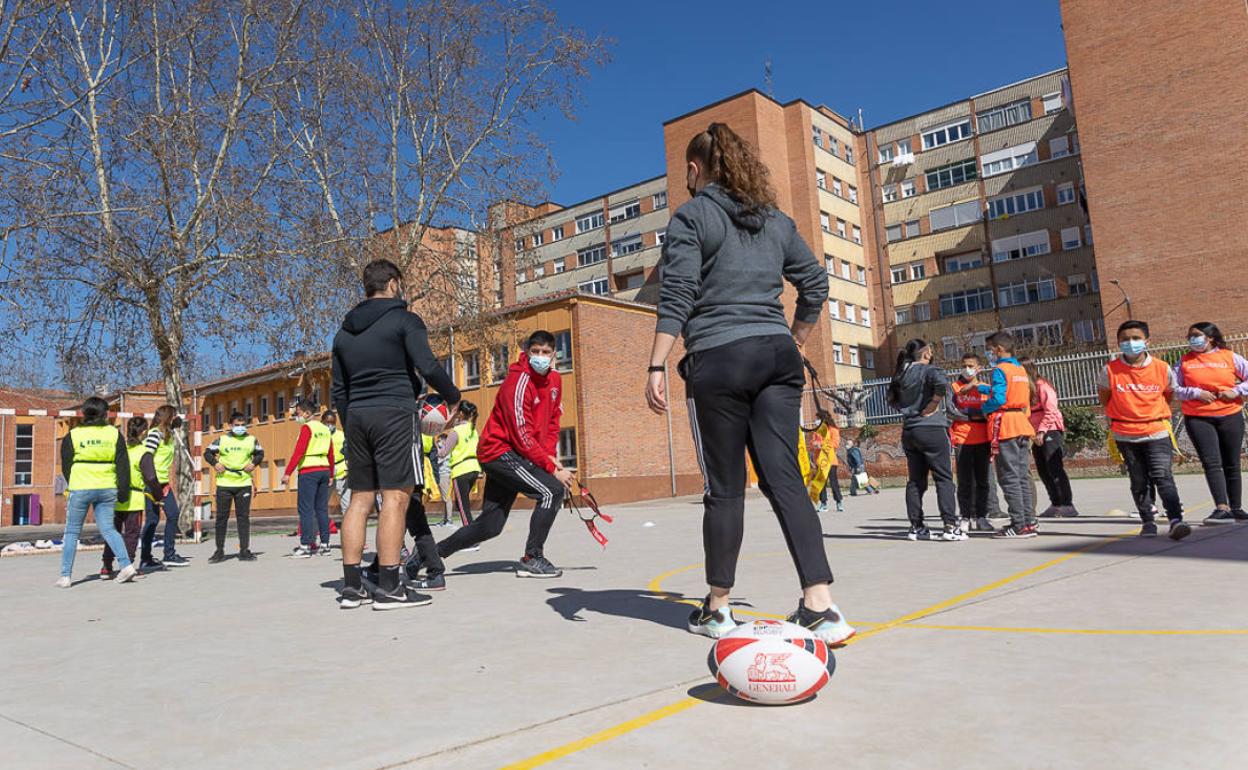 Una de las alumnas del Gabriel y Galán se sube a un balón oval en la sesión práctica. 