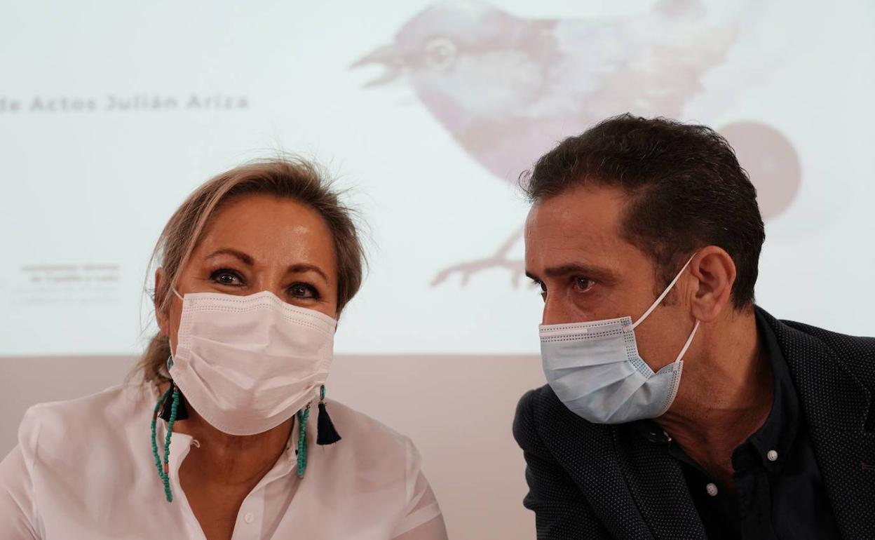 Rosa Valdeón, junto a Vicente Andrés, secretario autonómico de CC OO, que organizaba el acto con la exvicepresidenta a la Junta.