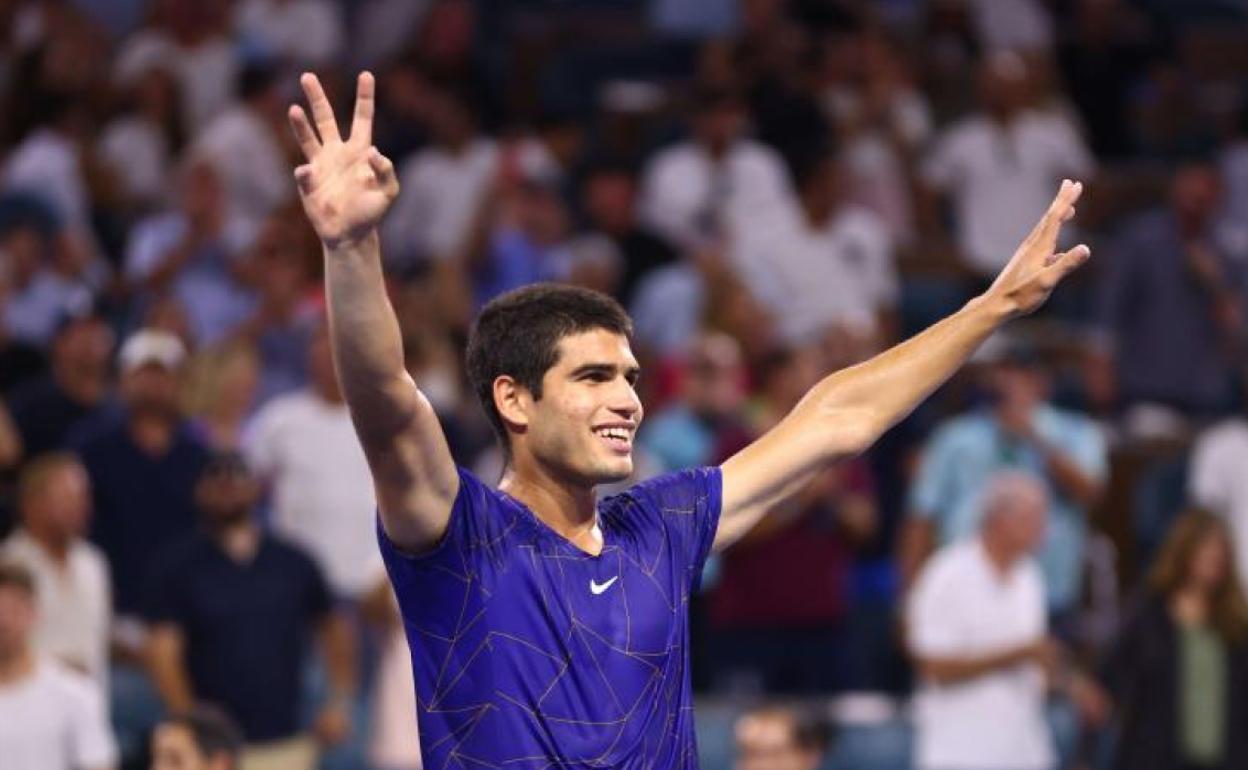 Carlos Alcaraz levanta los brazos tras ganar el Masters 1.000 de Miami. 