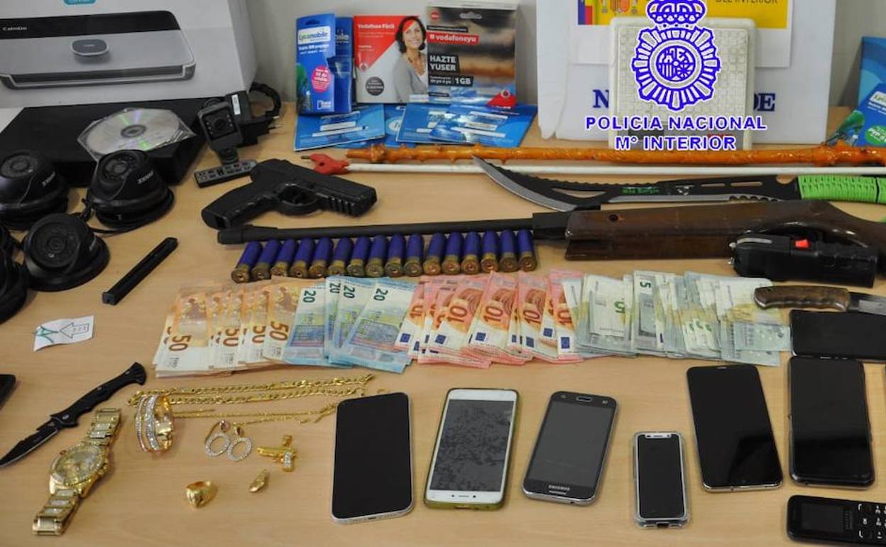 Material intervenido durante la redada policial en Medina del Campo. 