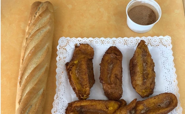 La torrijas se realizan con una barra de pan específica y se espolvorea con una mezcla de azúcar y canela 