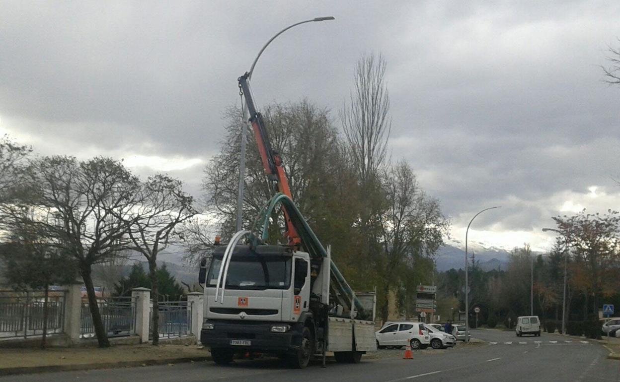 Cambio de farolas en un municipio de la provincia.