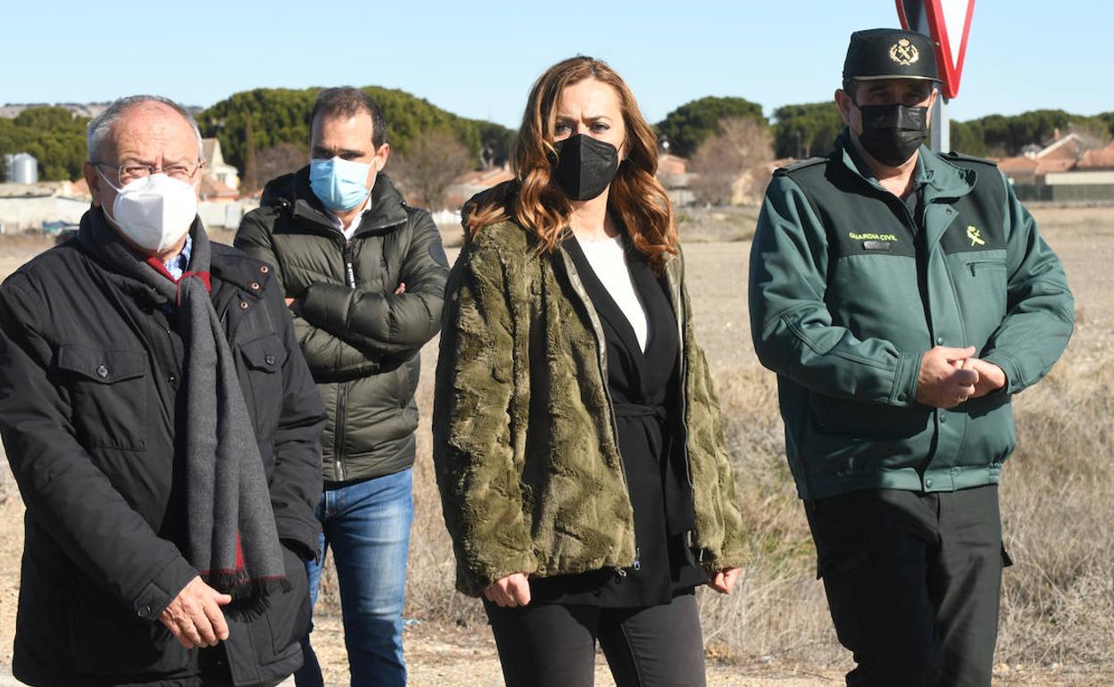 Virginia Barcones, con el subdelegado del Gobierno, el teniente coronel y el coronel de la Guardia Civil, junto al paraje donde se halló el cuerpo de Esther López, el pasado 5 de febrero. 