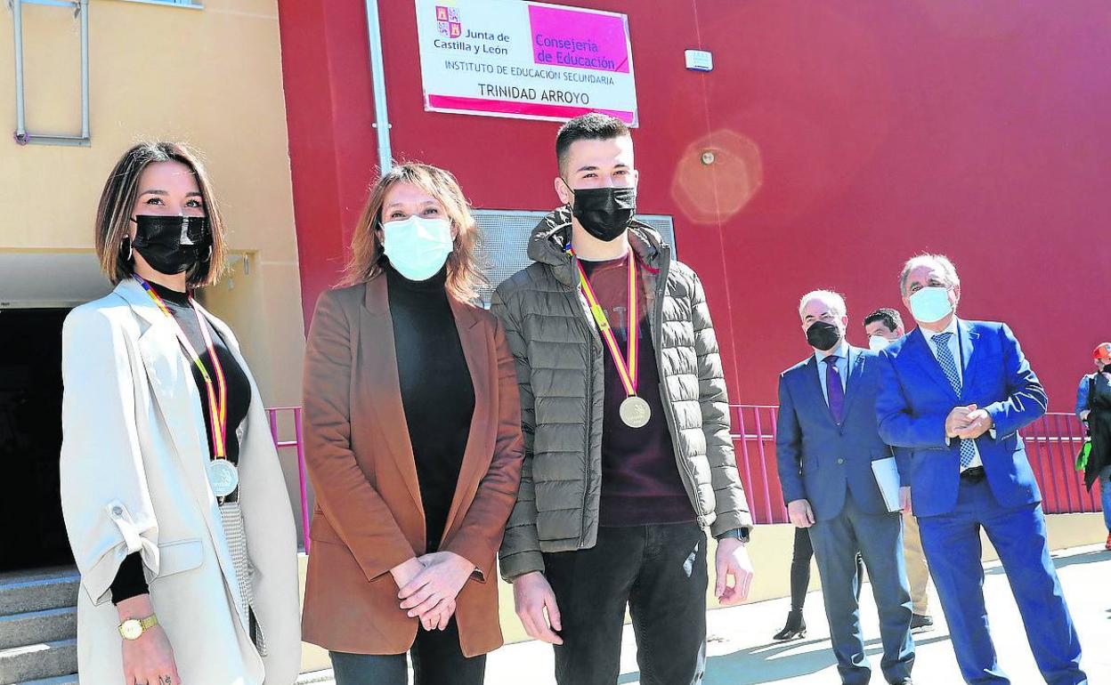 La consejera, con los alumnos premiados en el certamen Spainkills.