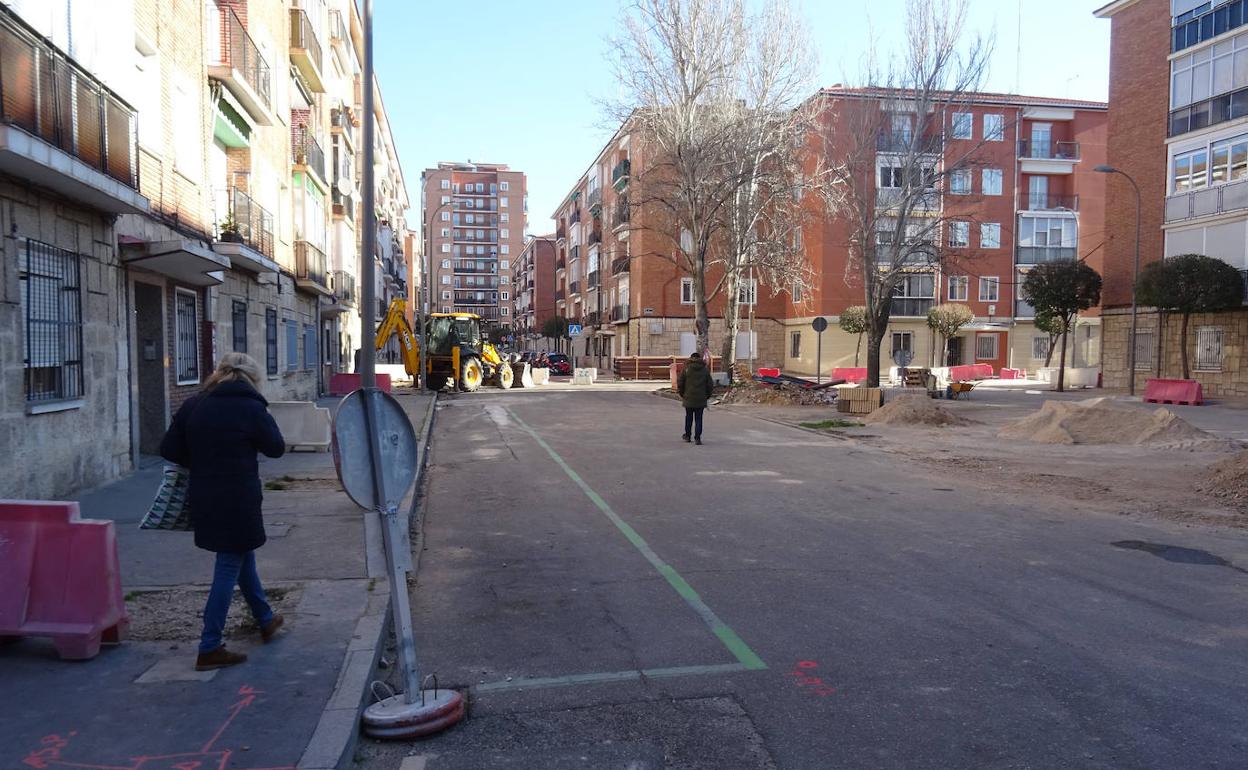 Los operarios trabajan en la peatonalización del lateral de los números pares de la plazoleta de la calle Falla, en cuyo jardín central se encontraba el monumento franquista. 